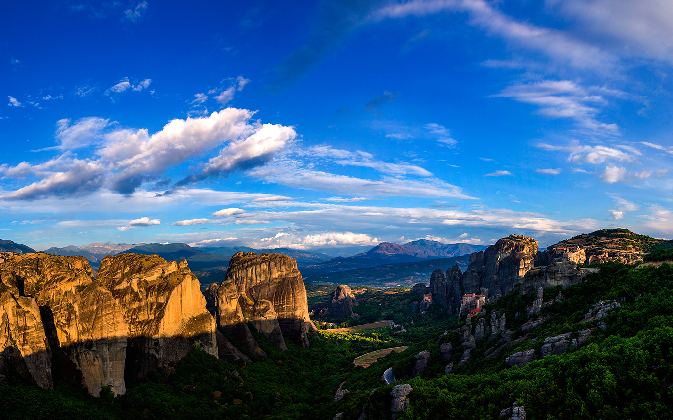 遙望希臘卡蘭巴卡小鎮(zhèn)